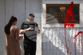 Посолство на Руската федерация  в България - червена боя