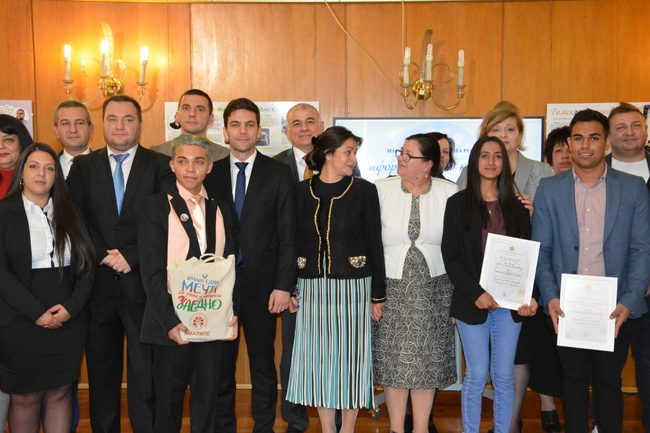 На Международния ден на ромите фото изложба „открехна вратата“ към техния свят