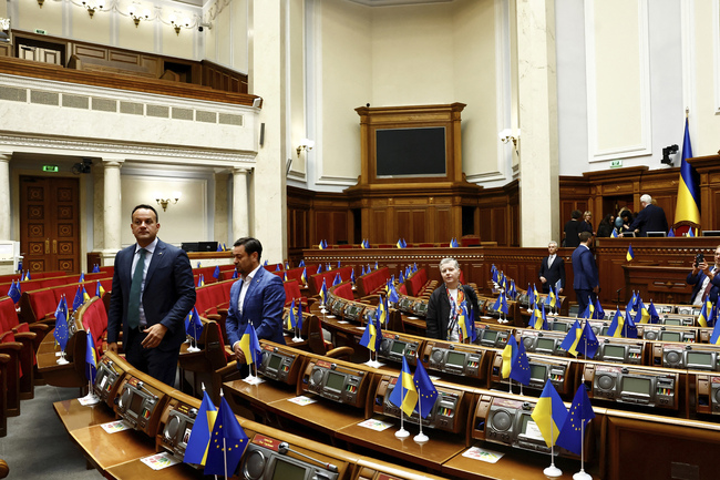 Украинският парламент реши, че политиците и високопоставените държавни служители отново ще трябва да декларират имущественото си състояние