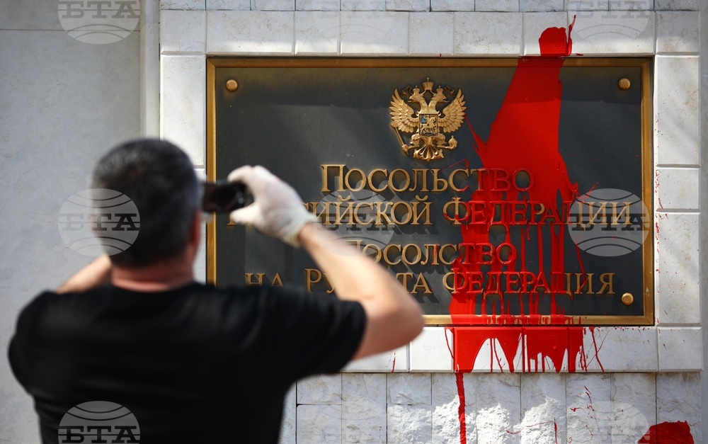 Посолство на Руската федерация в България - червена боя