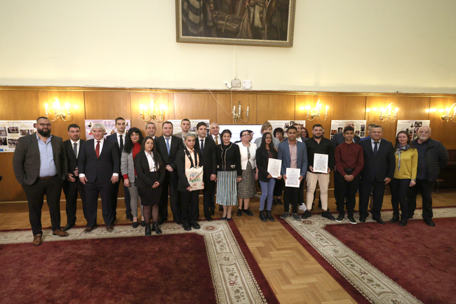    Снимки и разкази на роми, участници в информационната кампания „Да открехнем вратата“, представя изложба в Народното събрание