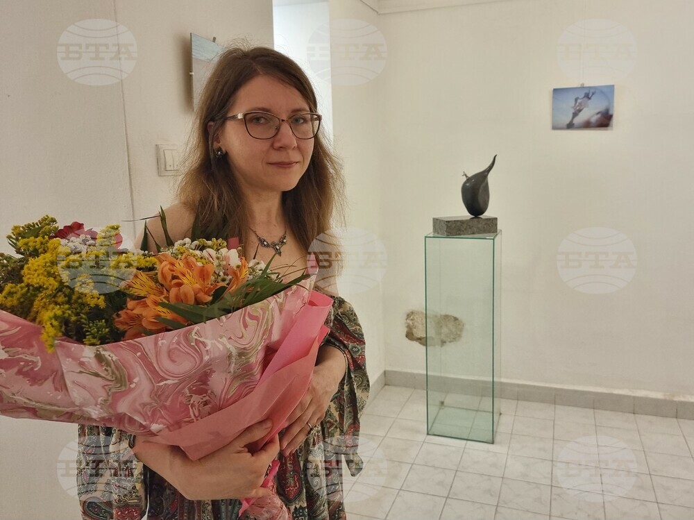 Водата се превръща в сълзи в изложба на варненската художничка Галина Станева, посветена на войната