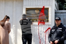 Посолство на Руската федерация  в България - червена боя