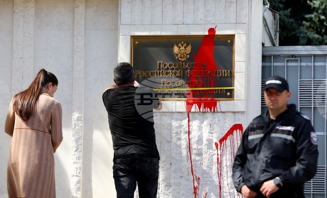 Посолство на Руската федерация в България - червена боя