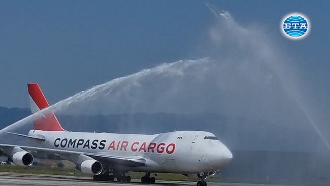 Посрещнаха с воден салют на Летище София първия регистриран в България Боинг 747 – Freighter