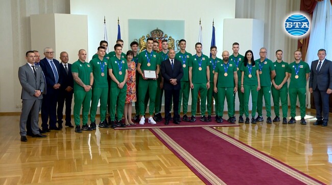 Президентът Румен Радев връчи почетен плакет на волейболните национали, спечелили бронзови медали на Световното първенство