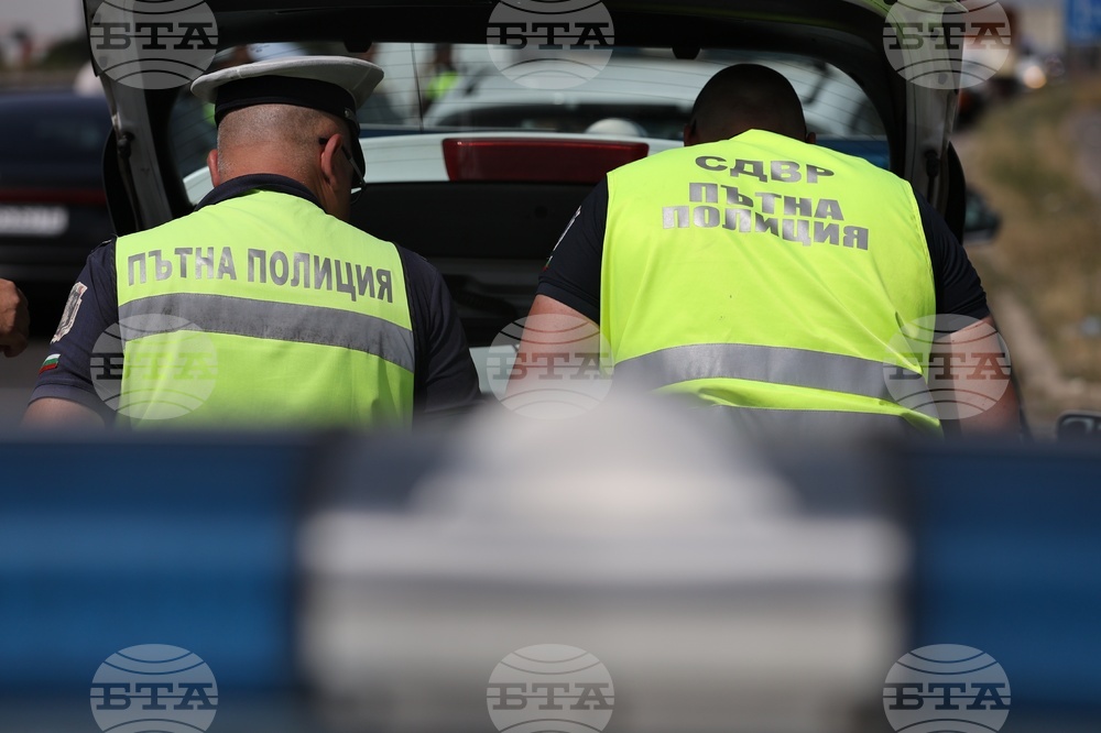 Eight Foreign Nationals Found in Crashed Car, Driver Escaped