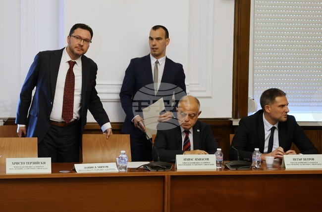 Парламент - Комисия за контрол над службите за сигурност