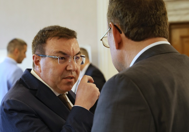 Председателят на парламентарната здравна комисия Костадин Ангелов сигнализира МВР и ДАНС с искане да извършат проверки във фирми, изнасяли лекарства