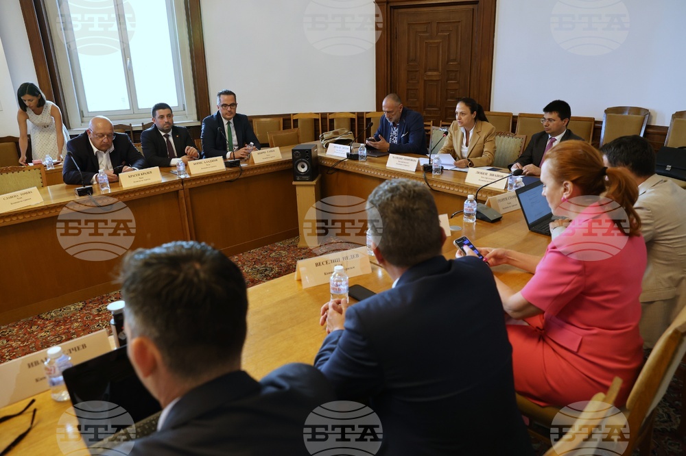Парламент - Комисия по туризъм