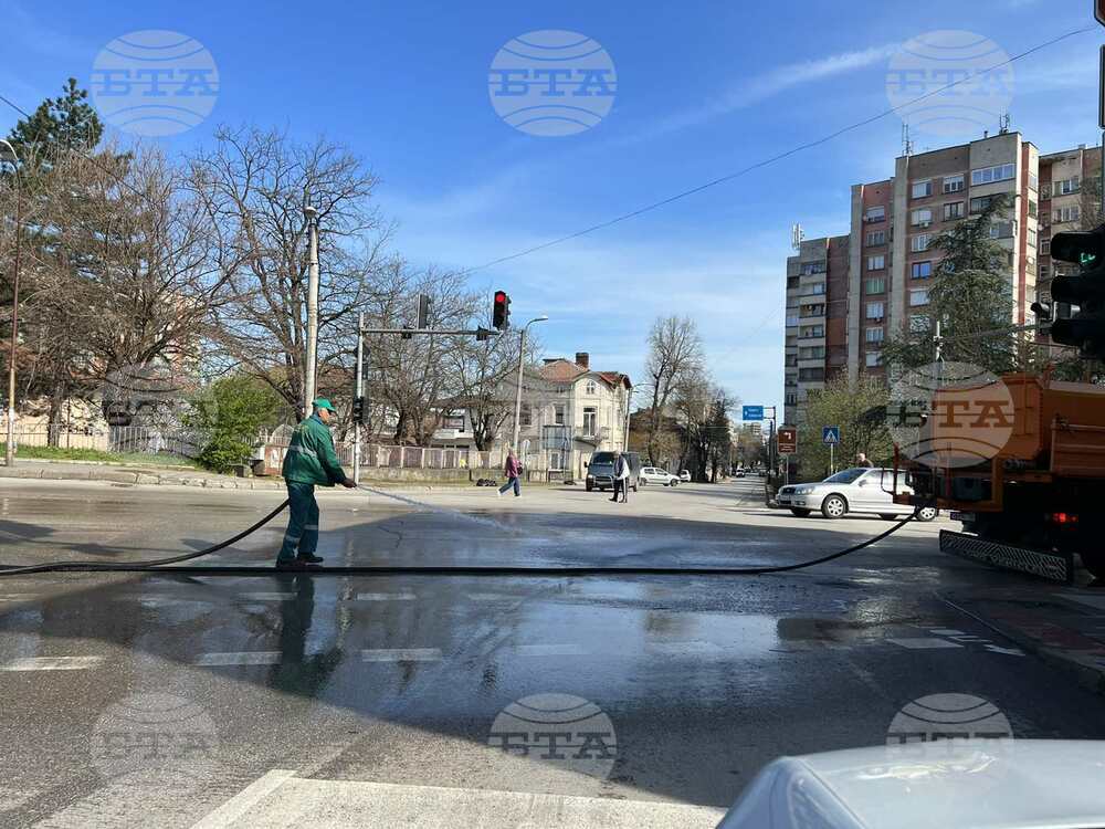 Започна пролетното измиване на улици в Ловеч