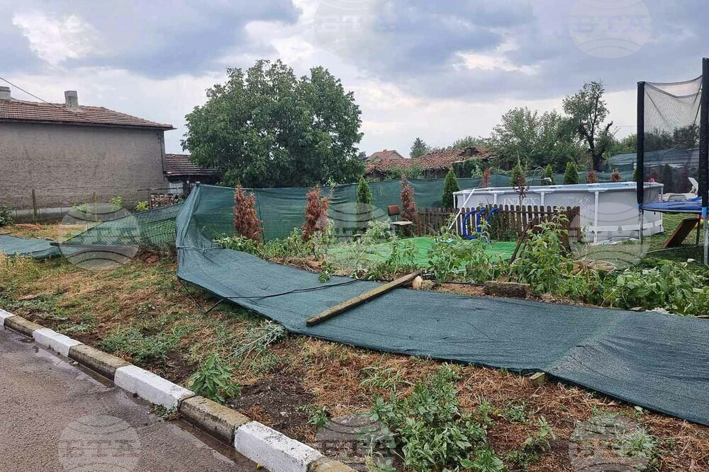 Буря в селата южно от Стара Загора изпочупи дървета и предизвика сериозни материални щети, няма данни за пострадали хора