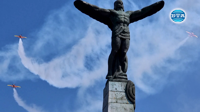 Бойни и транспортни самолети и хеликоптери прелетяха над Букурещ в Деня на авиацията