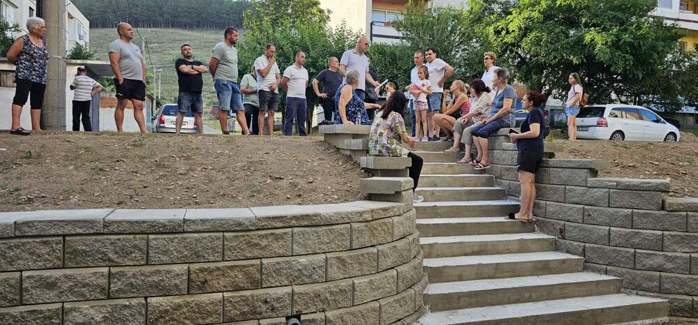 Кметът на община Сопот Деян Дойнов и част от неговия екип се срещнаха с живущите на блок 20 в кв. „Сарая“