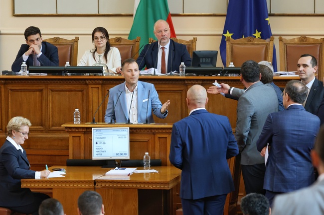 Депутати, отстранени от заседание, ще бъдат временно спирани от участие в сесии на постоянните делегации и международни конференции