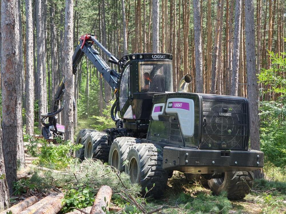 Югозападно държавно предприятие ДП Благоевград: Служители на ЮЗДП се обучават в работа със специализирана машина харвестър