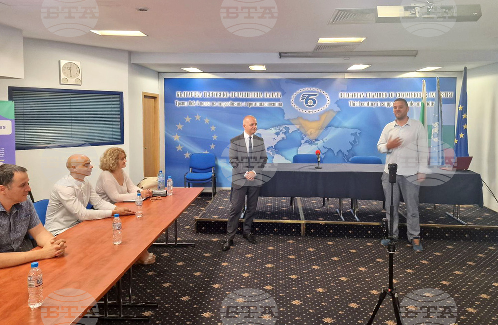 Съвместно с фондация "Интерактивна България" обучаваме младите хора от университетите на предприемачество, каза главният секретар на БТПП Васил Тодоров