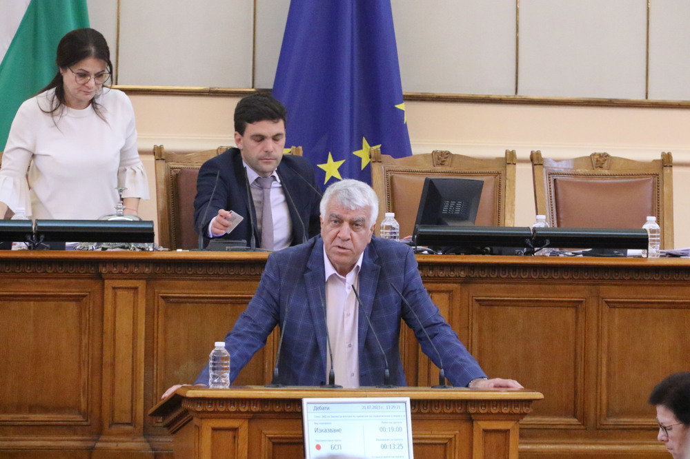 Проф. Румен Гечев към управляващите: Обслужвате чужди интереси и го знаете