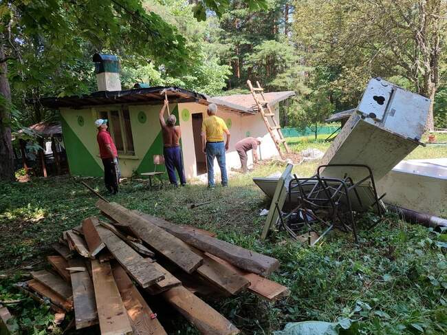Туристическо дружество от Петрич започна да ремонтира заслона „Розова поляна“ в планината Беласица