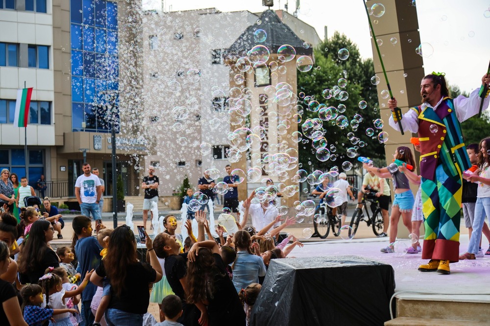 Община Джебел: Ретро парад от над 50 изящни автомобила пристига в Джебел