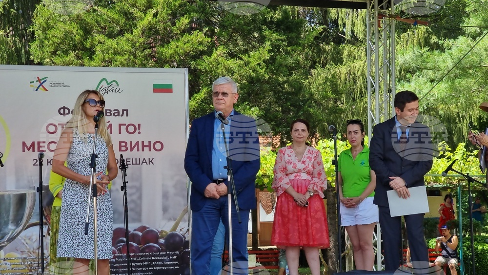 Wine Exhibitors from Romania, Bulgaria Present Products in First of Its Kind Wine Festival in Oreshak