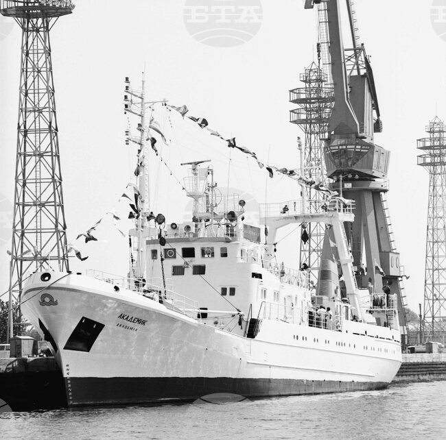 Научно-изследователският кораб "Академик"