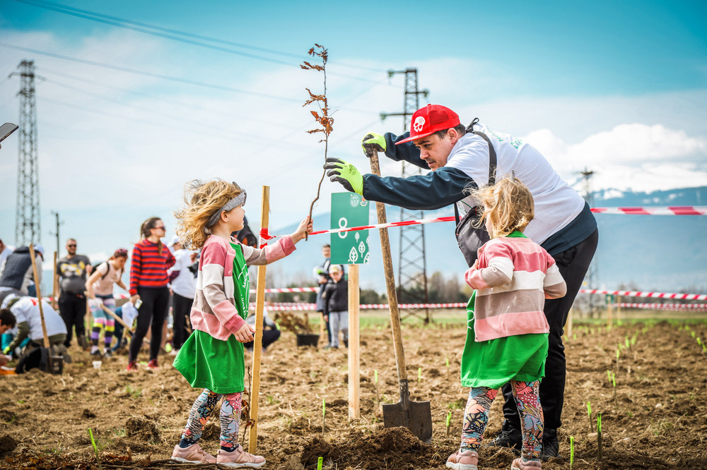 Около 4000 фиданки засадиха доброволци в първия ден от инициативата Новата гора на София 2 - Негован