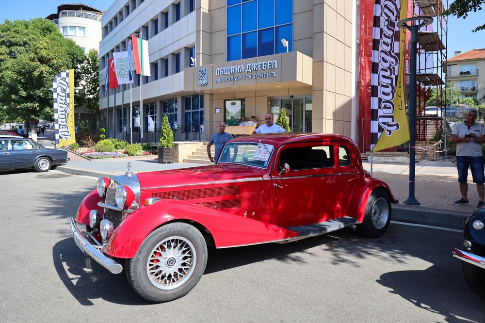 Община Джебел: В третия ден от летния празник Джебел бе домакин на голям ретро парад на автомобили