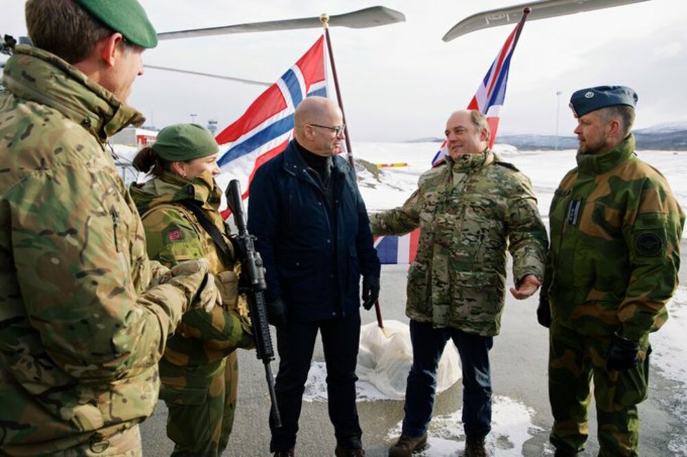 Норвежкият министър на отбраната подаде оставка след разкрития за негова връзка с млада жена