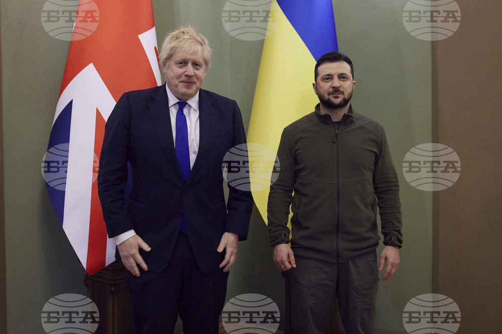 Джонсън предоставя още бронирани машини и ракети на Украйна