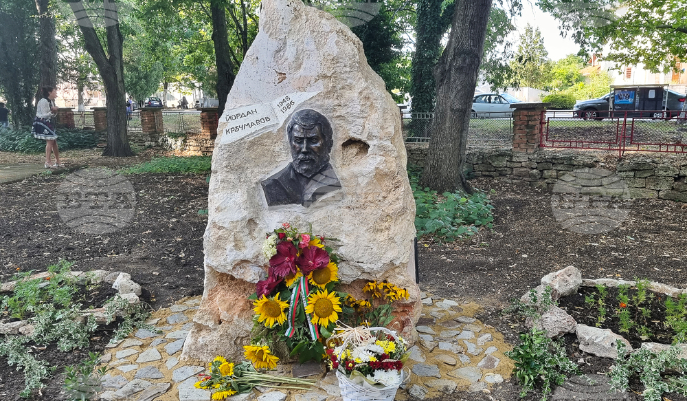 Паметник на поета Йордан Кръчмаров откриха в родното му село Гурково по повод 75 години от рождението му