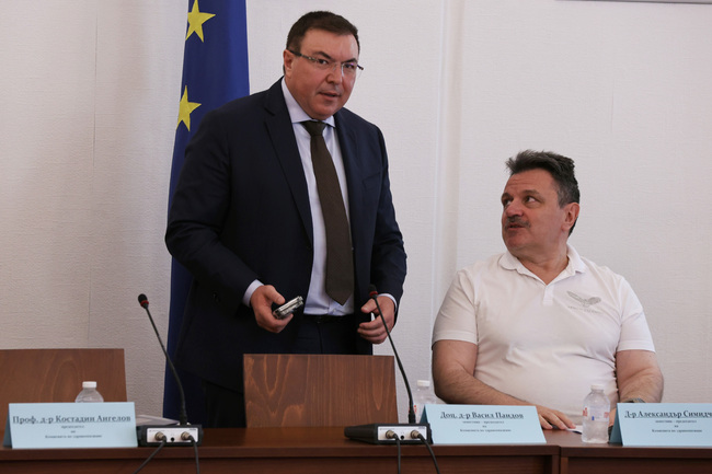 Единственият кандидат за управител на НЗОК бе допуснат до изслушване в здравната парламентарна комисия