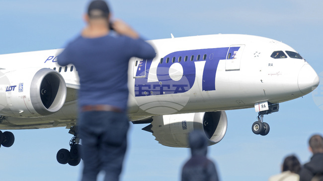 Полски самолет се отклони от писта за рулиране на летището във Вилнюс