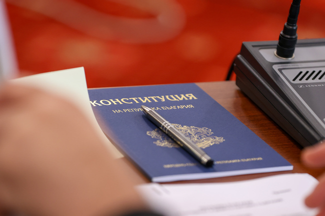 Промените в Конституцията на второ четене: Без промяна в националния празник, орязани правомощия на президента за служебни кабинети, право на двойно гражданство за депутати и министри