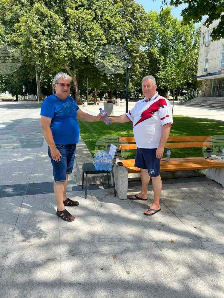 Община Монтана раздава минерална вода в горещините