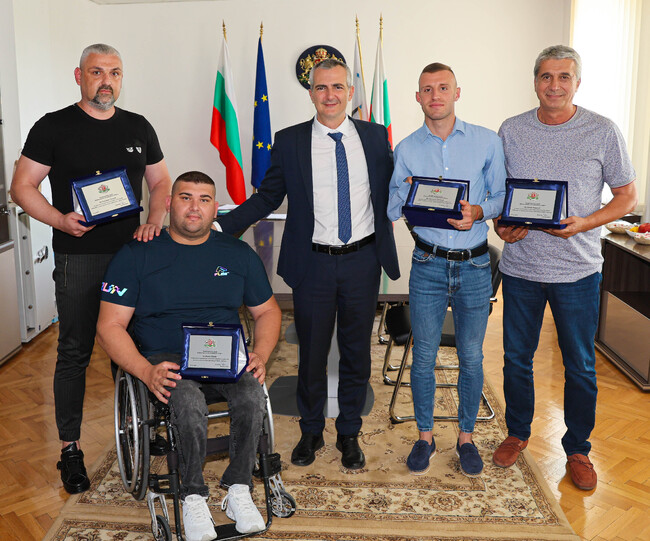 Министърът на младежта и спорта Димитър Илиев връчи почетни плакети на Ружди Ружди и Християн Стоянов, донесли два златни медала на България