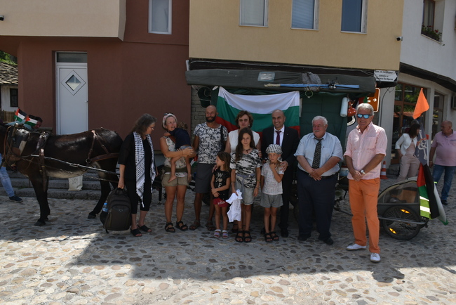 Семейство, което пътува с каруца за Палестина, гостува на община Ловеч