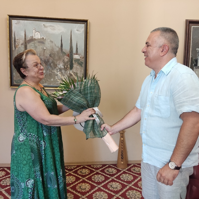Община Сливен: Веселина Седларска получи отличие за принос в развитието на културата и обществения живот на Сливен