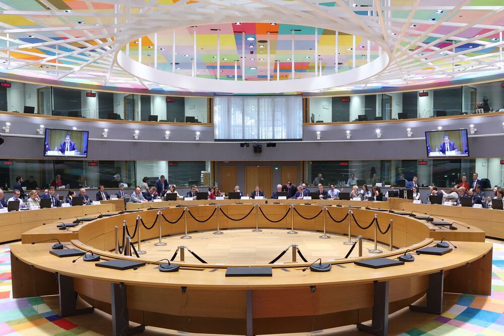 Министър Вътев представи пред Съвета на ЕС проблема на България със слънчогледа и сухото мляко