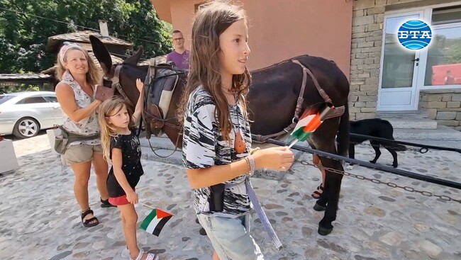 Семейство с четири деца пътува от Франция за Палестина с каруца и магарето Нина