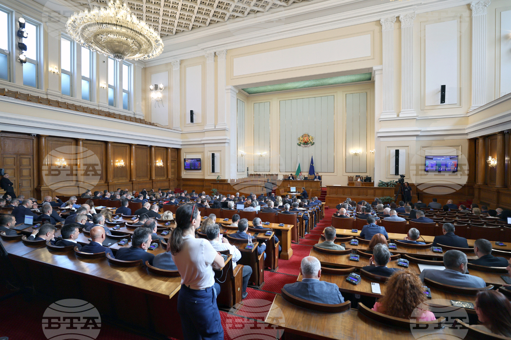 Депутатите започнаха работа със закъснение заради разместване в програмата