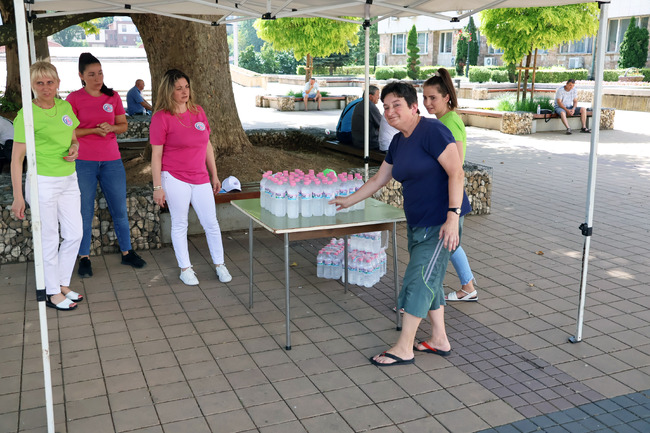 Община Ловеч: В Ловеч раздават безплатна студена вода поради жегата
