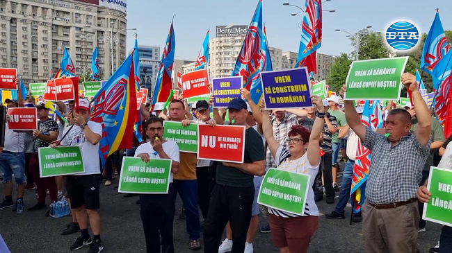 Строителни работници протестираха пред сградата на правителството в Букурещ