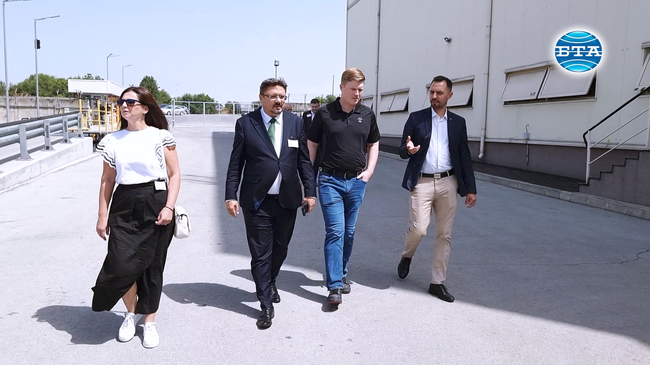 Министърът на икономиката Богдан Богданов посети най-голямото предприятие за преработка на царевица у нас „АДМ Разград“