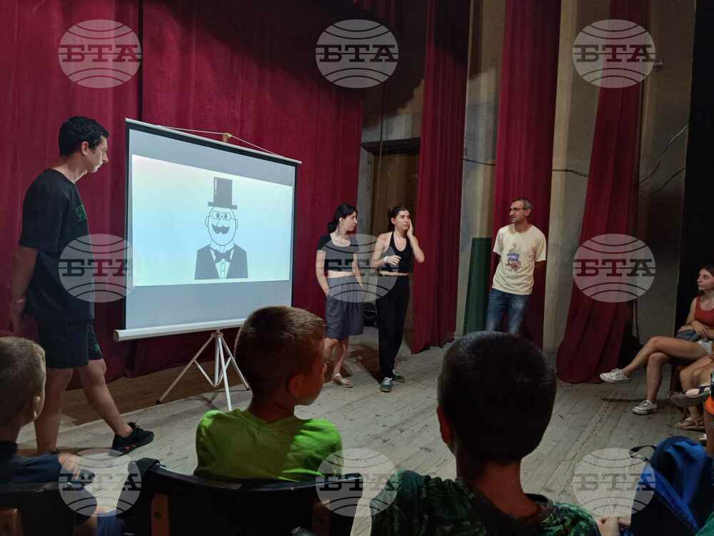 Доброволци на казанлъшко сдружение работят по еко проект с деца от читалището в местното село Копринка