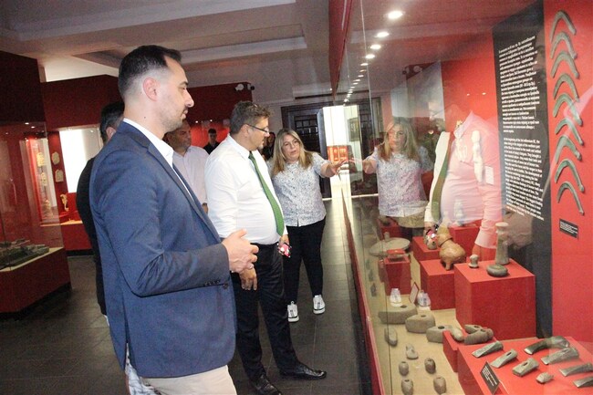 Регионален исторически музей – Разград: Министърът на икономиката и шефът на БТА разгледаха древния Абритус