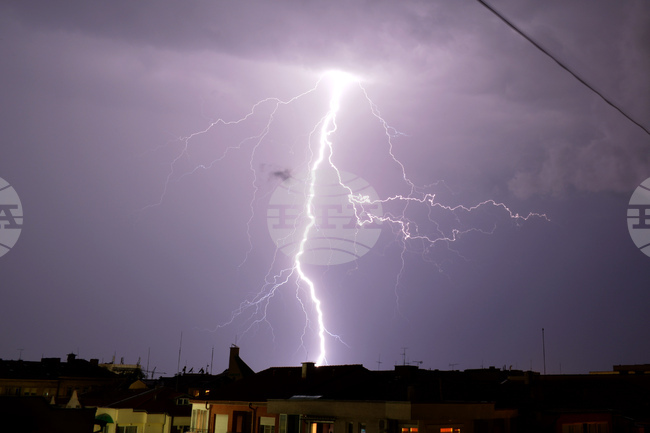 Мълния причини пожар в къща в родопското село Бръщен