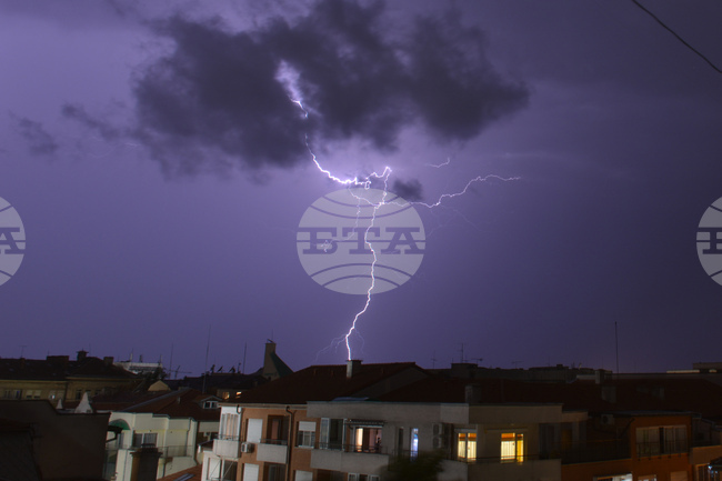 Мълнии запалиха четири пожара в Смолянско