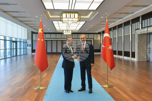 Турският министър на външните работи обсъди с китайския си колега усилията за намаляване на напрежението между Израел и Иран