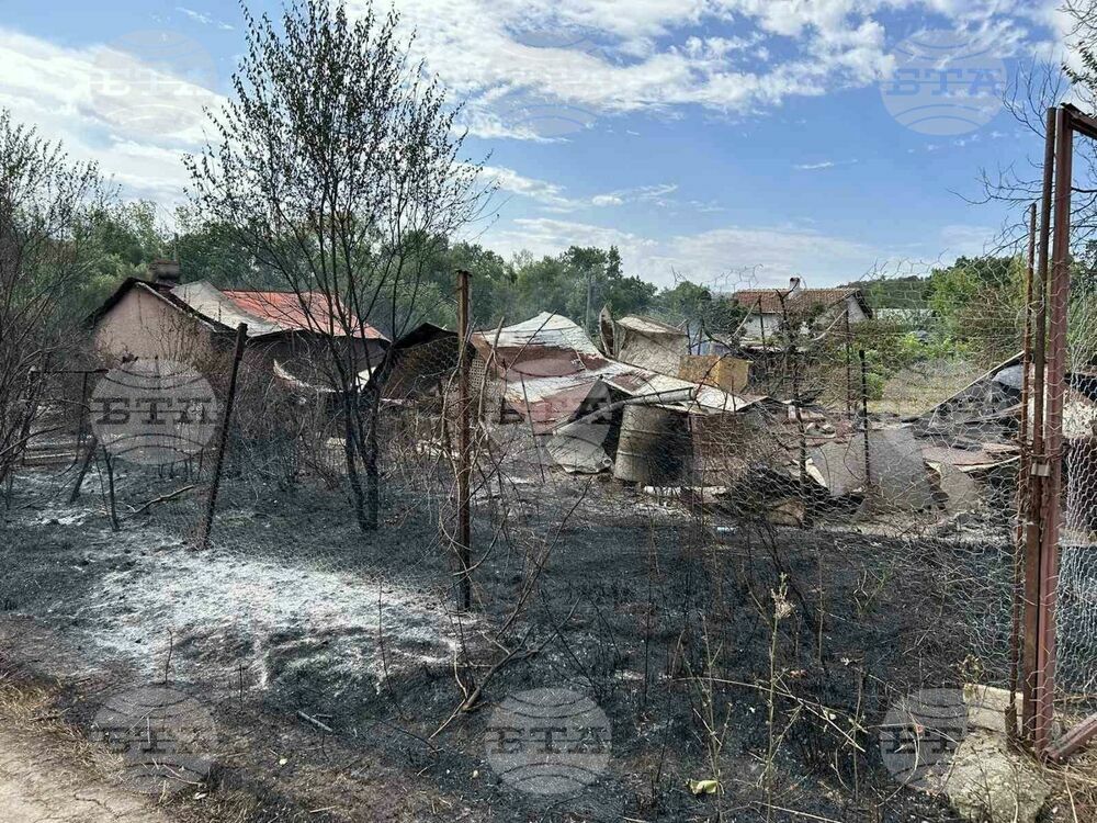 Шест пожарни продължават гасенето на пожара във вилната зона "Курткая" в Ямбол